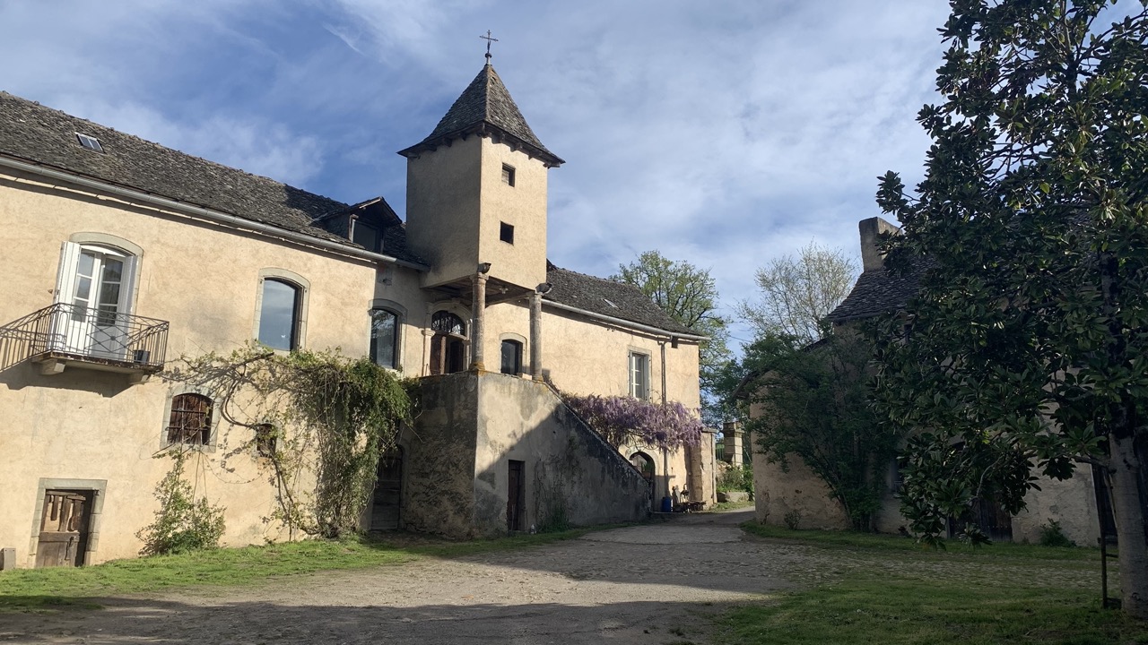 Domaine de Sals — Façade de la demeure principale au printemps