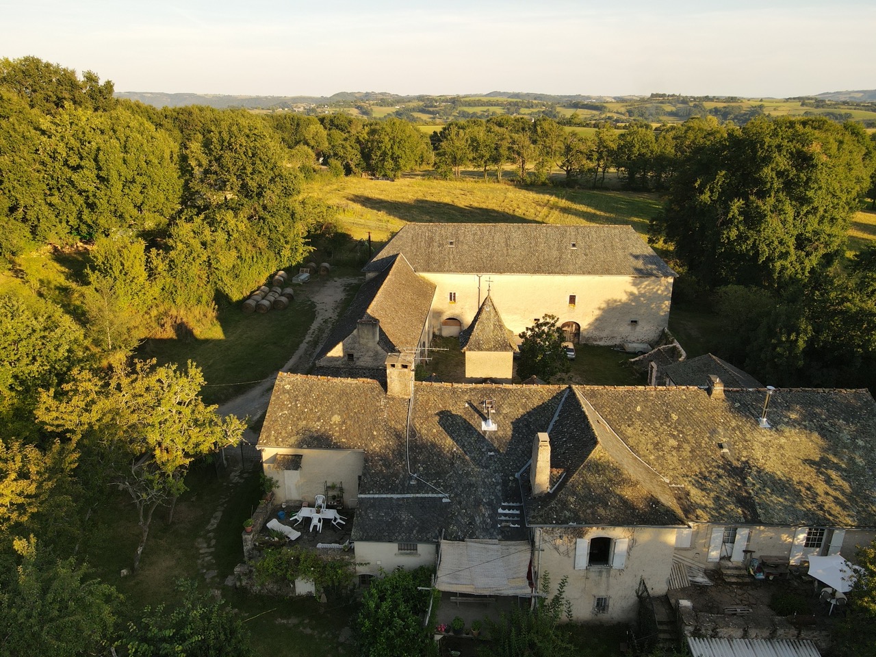 Domaine de Sals — Lumière du soir sur les toits